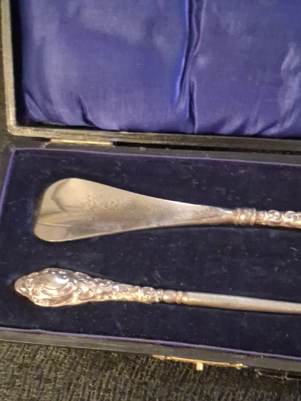 Antique Ornate Silver-Tone Shoe Horn & Button Hook Set - Purple Lined Case - Picture 2 of 11